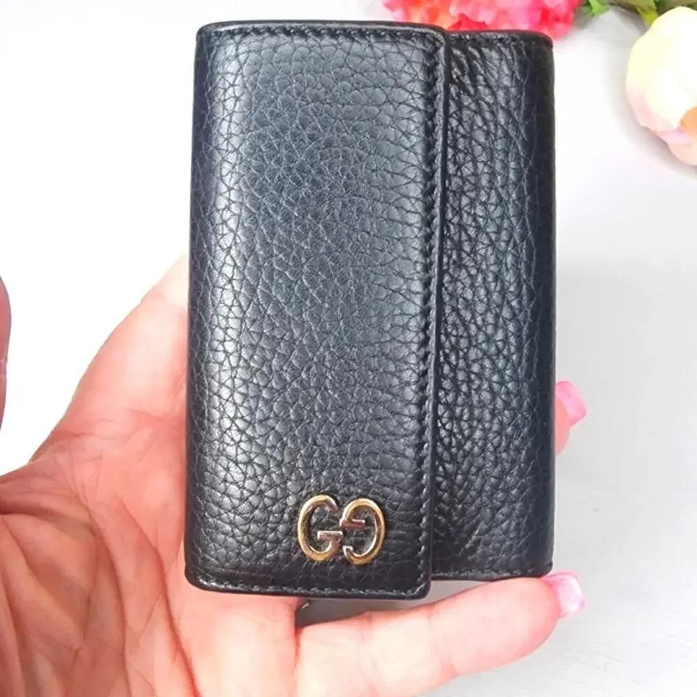 Gucci Black Pebbled Leather Silver Six Key Holder EUC